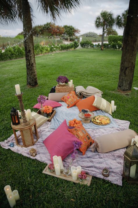 Gorgeous Moroccan dinner in the middle of secret garden in Miami💞 #morocco #moroccandecor #moroccanstyle #picnic #picnictime #miamibeach #southbeach Moroccan Picnic, Moroccan Dinner, Fancy Picnic, Romantic Proposals, Picnic Date Food, Picnic Planning, Balcony Decor Ideas, Brown Chicken, Picnic Inspiration