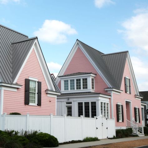 12 Exterior Paint Colors That Can Make Your House Look Cheap Peach House Exterior Paint Colors, Pink Beach House Exterior, Pink Beach House, Nantucket Cottage, Beach House Exterior, Off White Paints, Exterior Paint Color, Best Paint Colors, Front Door Colors