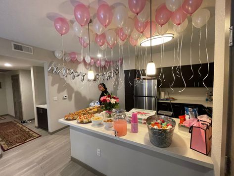 Airbnb Birthday Decor, Apartment Party Decorations, Birthday Kitchen Decorations, Living Room Birthday Party Setup, Birthday Apartment Decorations, Kitchen Birthday Decorations, Party In Apartment, Birthday Party Set Up, Birthday House Decorations