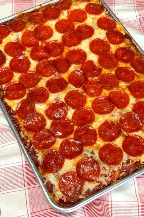 Spaghetti Pizza Casserole, Spaghetti Pizza Bake, Pizza Spaghetti Casserole, Spaghetti Pizza, Busy Mom Recipes, Best Burger Recipe, Sausage Dishes, Air Fried Food, Pizza Casserole