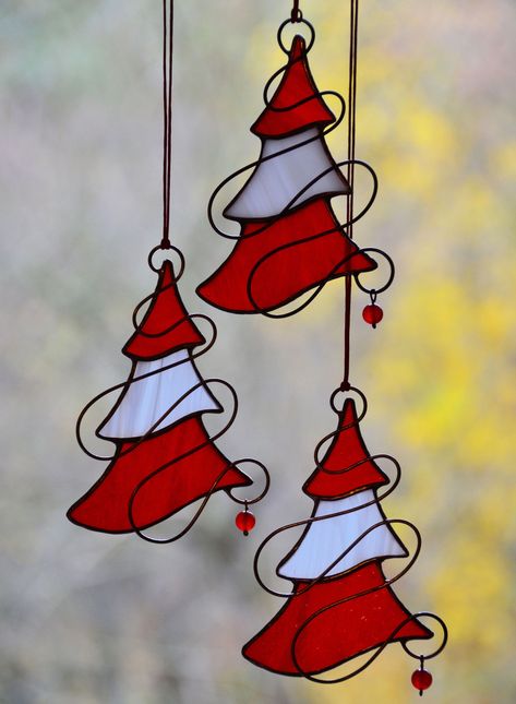 Stained Glass Christmas Tree, L'art Du Vitrail, Stained Glass Patterns Free, Glass Christmas Decorations, Verre Design, Wine Glass Art, Stained Glass Decor, Stained Glass Ornaments, Stained Glass Jewelry