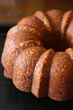 Banana Nut Pound Cake Recipe, Pecan Spice Cake, Banana Pound Cake, Cinnamon Roll Pound Cake, Cinnamon Cake Recipes, Banana Walnut Cake, Banana Cake Recipe Easy, Banana Bundt Cake, Banana Dessert Recipes