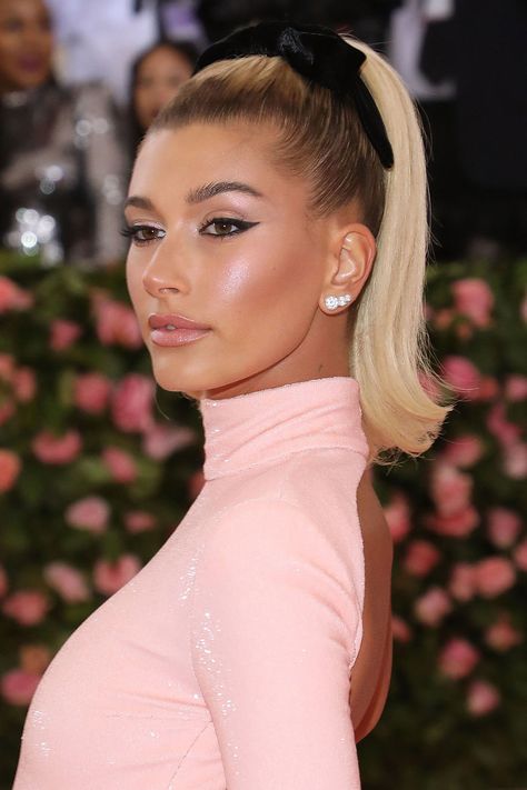 We Should Have Seen This '90s Hair Trend Coming Barbie Ponytail, Pink Carpet, 90s Hairstyles, Hair Flip, Sleek Ponytail, Retro Hairstyles, Popular Hairstyles, Hailey Bieber, Celebrity Hairstyles