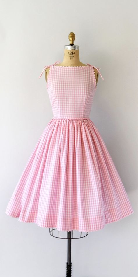 Pink gingham dress square boat neckline tie straps shoulder fit flare 50s Classy Modest Dresses, Pink Gingham Dress, Vestidos Retro, Dress Feminine, Dresses 1950s, 50s Fashion Dresses, Dress Modest, 50's Style, Modest Dress