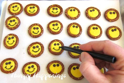 Smiley Face Veggie Tray, Smiley Face Macaron, Smiley Face Party Food Ideas, Smiley Face Fruit Tray, Smiley Face Treats, Smiley Face Snacks, Smiley Face Birthday Party Food, Smiley Face Desserts, Smiley Face Food Ideas