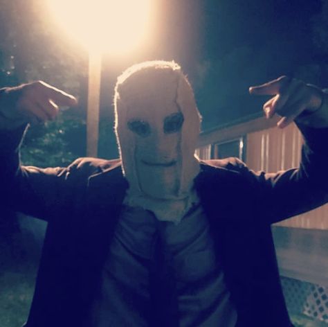 damian maffei as the man in the mask behind the scenes of the strangers: prey at night The Strangers Pfp, The Strangers Man In The Mask, Horror Mask Aesthetic, Masked Man Pfp, Horror Pfp Aesthetic, The Strangers Movie, Horror Movie Pfp, Slasher Pfp, Horror Pfps