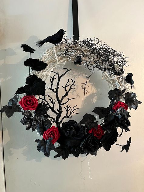 This beautiful white wreath is filled with black leaves and roses! The spooky tree at the center tells the story of a night sky with ravens! I'm so proud of this piece! Dark Christmas Wreath, Gothic Wreath Ideas, Spooky Christmas Tree, Christmas Goth, Spooky Christmas, Spooky Wreath, Spooky Trees, Dark Christmas, Creepy Christmas