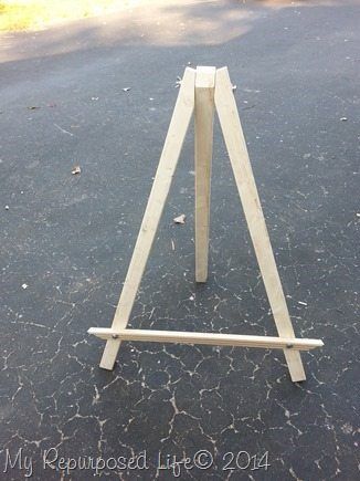 How to make wooden easels for your craft show displays. Step by step tutorial will allow you to make your own. Diy Easel, Wood Easel, Window Projects, Wood Crafting Tools, Wood Pallet Wall, Craft Fair Displays, Display Easel, Art Easel, Diy Chalkboard