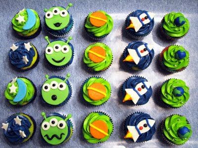 rockets and aliens. Great cupcake design ideas! Space Cupcakes, Outer Space Baby Shower, Rocket Cake, Rocket Party, Galaxy Party, Alien Party, Outer Space Party, Outer Space Birthday, Space Birthday Party