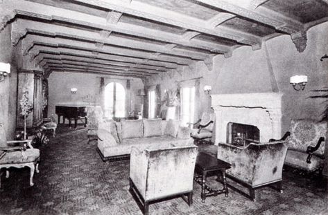 The living room at the Garden of Alla Alla Nazimova, Old Hollywood Homes, Garden Of Allah, Communal Living, Hollywood Vintage, Los Angeles Neighborhoods, Hollywood Hotel, Sunset Blvd, Hollywood Homes