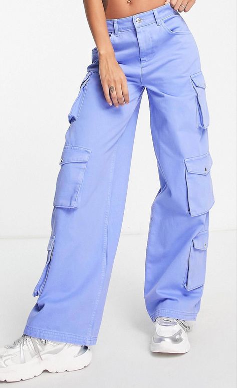 Woman Cargo Pants, Cargo Pants Denim, Denim Pants Outfit, Outfits Gorditas, Everyday Casual Outfits, Women Cargo Pants, Stylish Short Dresses, Trouser Design, Cargo Pants Outfit