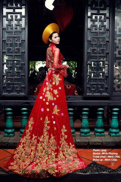 Her mountains around her, the river beneath her feet on her wedding dress Vietnamese Wedding Ao Dai, Chinese Wedding Photos, Wedding Ao Dai, Vietnamese Wedding Dress, Ao Dai Vietnamese, Vietnamese Clothing, Vietnamese Wedding, Vietnam Fashion, Chinese Wedding Dress