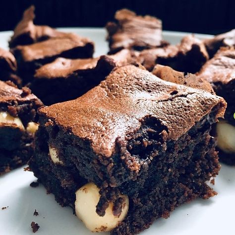 Kristine Anderson Wylie on Instagram: “DARK CHOCOLATE MACADAMIA NUT BROWNIES! Recipe on my blog linked in bio. Search macadamia. I said it once and I’ll say it again — Grain-…” Plant Paradox Recipes, Nut Brownies, Grain Free Brownies, Sugar Free Fudge, Moist Brownies, Cannibis Recipes, Lectin Free, Cacao Chocolate, Chocolate Macadamia