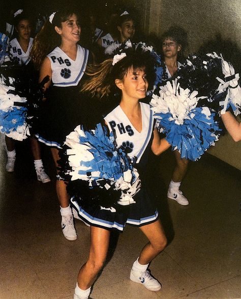 1991 cheerleaders 80s Cheerleader Aesthetic, 90s Cheerleader Aesthetic, Retro Cheerleader Aesthetic, 70s Cheerleader Aesthetic, 2000s Cheerleader, 2000 Cheerleader, High School Cheer, American High School, Slouch Socks