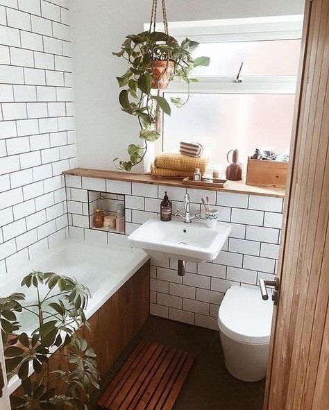 Cottage Bathrooms, Uni House, Wooden Bath Panel, Cozy Bathroom, Vintage Bathroom Decor, Wooden Bath, Bad Inspiration, Interior Minimalista, Boho Bathroom