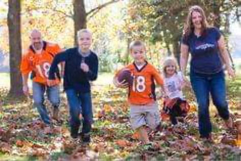 Family Football Photoshoot, Football Family Pictures, Football Photoshoot, Large Family Pictures, Theme Pics, Family Football, Football Family, Football Poses, 2024 Photo