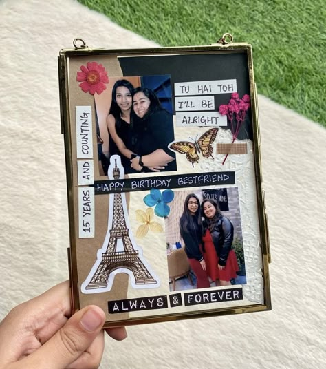 Handmade Photo Frames For Best Friend, Book Aesthetic Decor, Best Friend Photo Collage Gift, Photo Frame Ideas Handmade For Birthday, Best Friend Collage Ideas Frame, Aesthetic Photo Frame Gift, Vintage Photo Frames Diy, Vintage Photo Frame Ideas Handmade, Vintage Frames Ideas