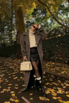 Turtleneck Outfit Ideas, Woolen Coat Woman, Leonie Hanne, Turtleneck Outfit, Chanel Boots, Coat Women Fashion, Middle Age Fashion, Brown Jacket, Woolen Coat