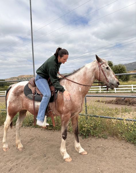 Horse, Coastal vibes, California Country, Converse, Wrangler Jeans, Horseback Riding Outfit Country Converse, Western Riding Outfit, Horseback Riding Outfit Western, Summer Horseback Riding Outfit, Horseback Riding Outfit Casual, Horse Riding Outfit Western, Horse Riding Outfit Women, Horse Wrangler, Horseback Riding Outfit