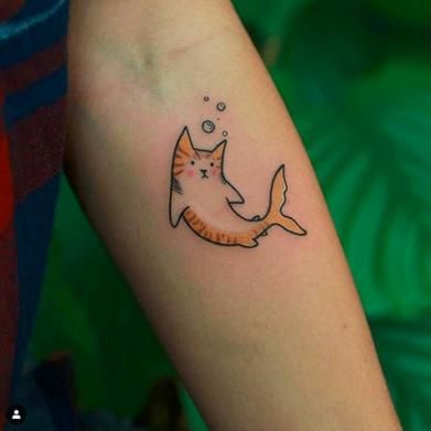 Cat Tattoos Ideas, Quirky Tattoos, Small Fish Tattoos, Minimalist Cat Tattoo, Cat Outline Tattoo, Girl Outlines, Watercolour Tattoos, Cat And Fish, Cat Tattoo Simple