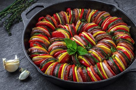 Receta de ratatouille con calabaza, ¡perfecto para veganos! 🧡 #recetasveganas #recetasveganasfáciles #ratatouille #ratatouilleconcalabaza #recetasfrancesas Pretty Pasta, Ratatouille Recipe, Polenta Recipes, Summer Produce, Mardi Gras Parade, Herbs De Provence, Decorated Cakes, Summer Squash, Chopped Tomatoes