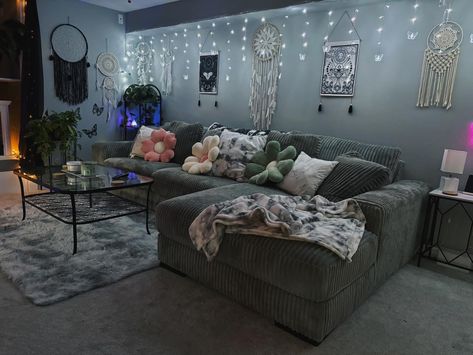 Teen Loft Hangout Lounge Areas, Basement Chill Room Ideas, Chill Home Decor, Living Room Couch Ideas Cozy, Studio Apartment Aesthetic Cozy, Couch In Bedroom Ideas Layout, Vibey Apartment Living Room, Cozy Basement Living Room Ideas, Cute Living Room Ideas Cozy