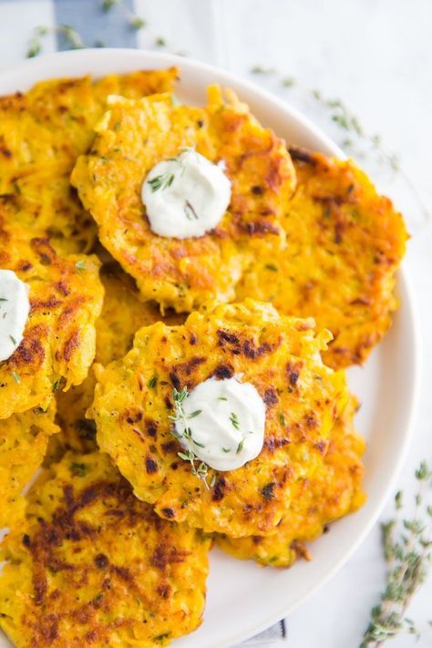 Butternut Squash Fritters- these VEGAN fritters are easy to make (just one bowl!) and are perfect as a side dish or even a main meal! Butternut Squash Fritters, Vegan Fritters, Squash Fritters, Indian Vegan, Healthy Vegan Snacks, Butternut Squash Recipes, Best Vegan Recipes, Squash Recipes, Healthy Eating Recipes