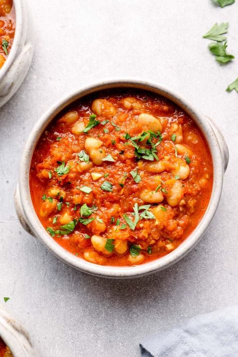 A bowl of loubia topped with parsley. Protein Salads, Beans Recipe Healthy, Recipes Beans, Vegan Bean Recipes, Moroccan Recipes, Vegetarian Gluten Free, Recipes With Few Ingredients, Simple Meals, Big Mama