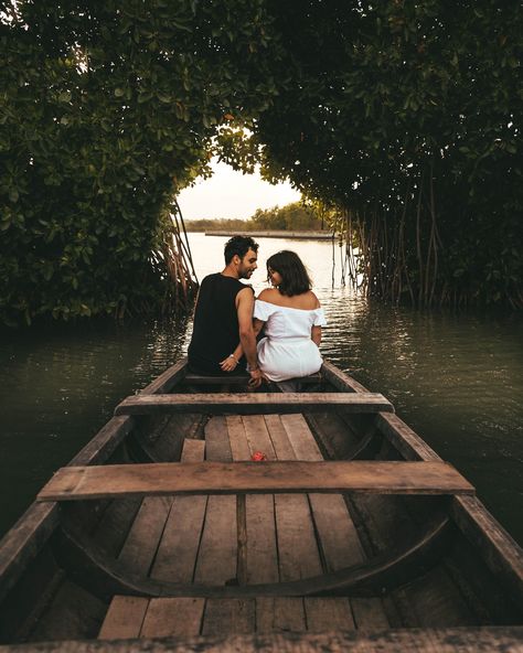 Un paseo en barca por la Isla Munroe en Kerala.  #munroeisland #kerala  #india #visitindia #destination #travel #traveltips #travelphotography #traveldestinations #blogger #travelblogger #travelcouple #viajar #explore #discover #earth #passport #inspiration #instagram #world #wonderful #love #honeymoon #wedding Kerala Honeymoon Photography, Munroe Island, Trip Poses, India Honeymoon, Kerala Trip, Honeymoon Couples, Kerala Backwaters, Kerala Travel, Destination Travel