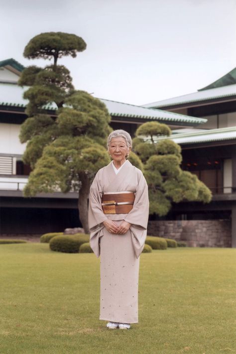 Empress Michiko, The Empress, Japanese Culture, Elegant Fashion, Royals, Royal Family, Tiara, Pop Up, Royalty