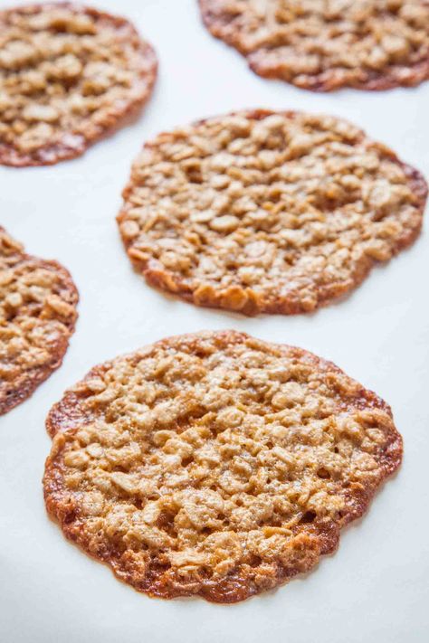 Oatmeal Lace Cookies Recipe, Lace Cookies Recipe, Brown Sugar Cookie Recipe, Oatmeal Lace Cookies, Crisp Cookies, Cookies Shortbread, Cookies Oatmeal, Lace Cookies, Oatmeal Cookies Chewy