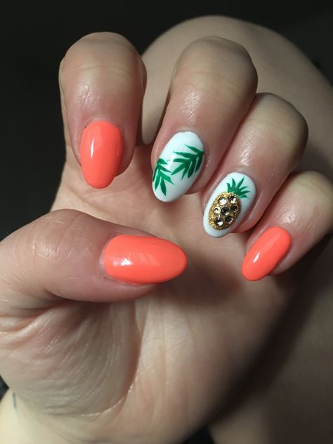 Pineapple and palm tree leaves. Summer vibes 😎 Palm Leaves Nails, Pineapple Nails Design, Cruise Nail Ideas, Starfish Nails, Pineapple Hairstyle, Summer Holiday Nails, Pineapple Nails, Fruit Nail, Palm Tree Nails