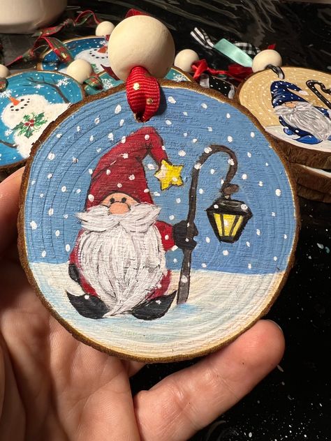 Christmas Wooden Slices, Christmas Wood Painting Ideas, Christmas Wood Slices, Painted Ornaments Christmas, Decoracion Navidad Diy, Christmas Ornaments Painted, Hand Painted Wood Ornaments, Painted Wood Slice Ornaments, Wood Slice Ornaments