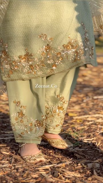 Z E E N A T. C O on Instagram: "💌🌹Jhanjran @roohaniyatbyhs Made to order | Made in India | Shipping worldwide | Can be customised in any colour, style and stuff | Jutti @raj_boot.house Jewellery @roohaniyatbyhs Kindly DM for order and any other enquiries #zeenat.co #bridesmaids #punjabisuits #pakistaniwedding #velvet #punjabisuit #viralreels #festive #instagood #trendingreels #suits #reelsinstagram #reelsinstagram #instagram #pakistanisuits #punjaban #pakistanistyle #ethnic #brampton #v Punjabi Suits Trending, Cotton Punjabi Suits, Punjabi Suits For Wedding, Velvet Punjabi Suits, After Wedding Outfit, Fancy Suits, Designer Suits For Wedding, Punjabi Dress Design, Velvet Suit Design