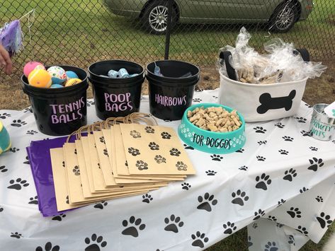 Dog party goody bag table. Doggie Bag, Dog Goody Bags, Dog Birthday Party Favors For Dogs, Doggie Goodie Bags, Dog Party Bags, Dog Birthday Party Goodie Bags, Dog Events Ideas, Party For A Dog, Dog Party Activities For Dogs