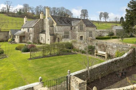 A spectacular Elizabethan manor house with long views of the Devon countryside Domesday Book, English Manor Houses, English Manor, Interesting Buildings, English Country House, Dream House Exterior, English Countryside, Pretty House, Manor House