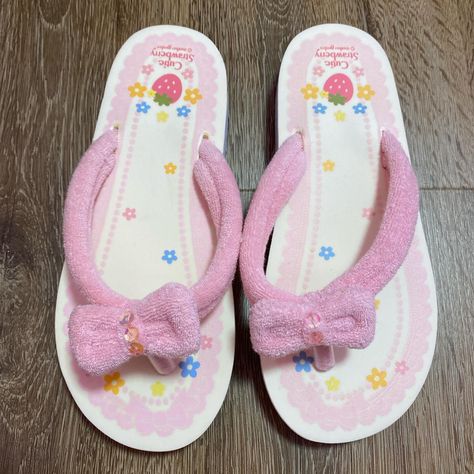 Kawaii Sandals, Cutecore Clothes, Mother Garden, Hat Aesthetic, Kawaii Shoes, Gyaru Fashion, Cool Buttons, Pink Y2k, Pink Sandals