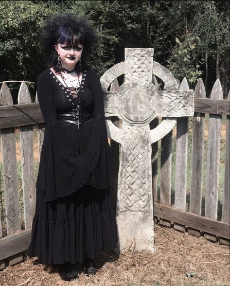 Trad Goth Outfits With Pants, Simple Trad Goth Outfits, Plus Size Trad Goth, Trad Goth Clothes, Real Goth Outfits, Real Goth, Trad Goth Dress, Trad Goth Outfits, Goth Outfit Inspo