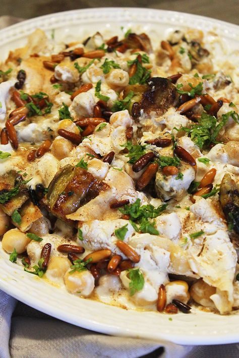 Fatteh batenjen - chickpeas, aubergine, yogurt and pita|marmite et ponpon Eggplant Yogurt Recipe, Syrian Cuisine, Arabic Dishes, Arabisk Mad, Yotam Ottolenghi Recipes, Syrian Food, Egyptian Food, Eastern Cuisine, Lebanese Recipes