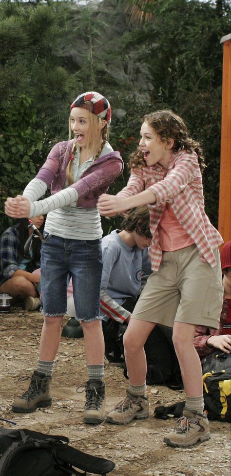 Miley And Lilly, Lilly Hannah Montana, Hannah Montana Tv Show, Hannah Montana Funny, Hannah Montana Show, Hannah Montana Aesthetic, Hannah Montana Outfits, Montana Aesthetic, Hannah Miley