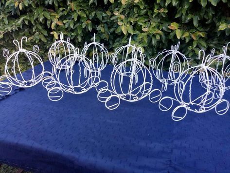 Carrozas de Cenicienta de alambre artístico, centros de mesa Fairytales Wedding, Cinderella Bridal Shower, Quince Pictures, Wonderland Wedding Theme, Cinderella Theme, Quinceanera Planning, Quince Decorations, Wonderland Wedding, Napkin Holder