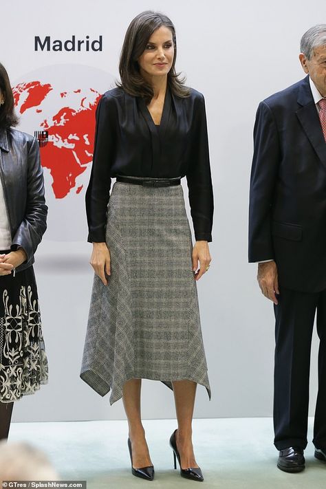 Black Blouse Outfit, Blouse Dress Outfit, Checked Skirt, Godet Skirt, Estilo Real, Amal Clooney, Letizia Of Spain, Royal Outfits, Church Outfits