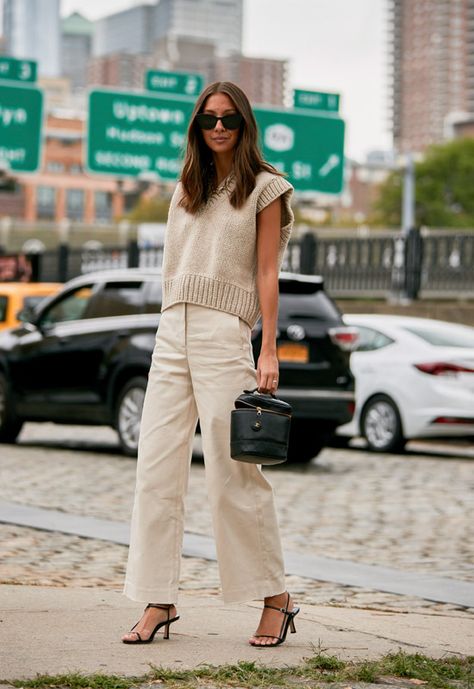 Tendencias de primavera verano 2020 que tú misma tienes en el armario - Foto 11 Chique Outfit, Fashion Week Spring 2020, New York Street Style, Skandinavian Fashion, Beige Outfit, Paris Mode, Transition Outfits, Spring Street Style, Street Style Chic