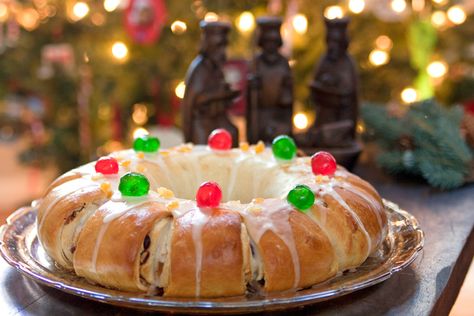 Do you remember my first Rosca de Reyes in 2012? That blog post still cracks me up – although it was not very funny at the time. Well, I attempted a different recipe amigos, and this time it came out beautiful and delicious. Ok, I have to admit, while developing this recipe, my first rosca … Christmas Tea Ring, Kings Bread, Tea Ring, Christmas Brunch, Yeast Bread, Christmas Tea, Food Lists, Christmas Treats, Christmas Baking