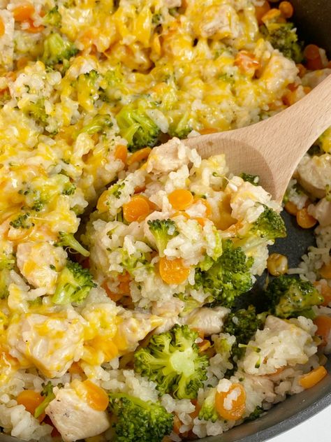 Cheesy Chicken Rice Broccoli - Together as Family Carrot Casserole, Broccoli And Chicken, Cheesy Chicken Rice, Skillet Dinner Recipes, Chicken Broccoli Rice, Cheesy Chicken Broccoli, Brown Rice Recipes, Rice Dinner, Vegetable Casserole