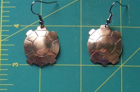 Copper Turtle Earrings Penny Jewelry, Turtle Drawing, Turtle Figurines, Copper Diy, Turtle Earrings, Turtle Pendant, A Penny, Earring Tutorial, Upcycled Jewelry