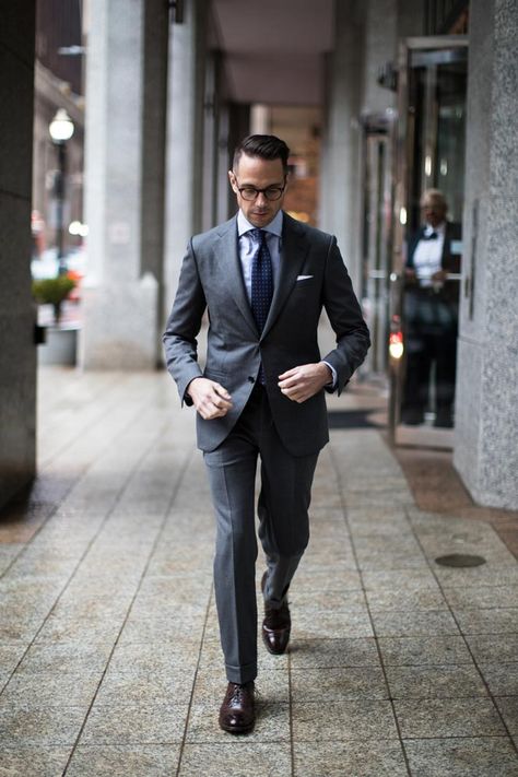 Getting down to business with a classic charcoal grey suit If you’re going to make Banker Outfits, Gentleman Mode, Shirt And Tie Combinations, Costume Gris, Grey Suit Men, Charcoal Gray Suit, A Man In A Suit, Charcoal Suit, Man In A Suit