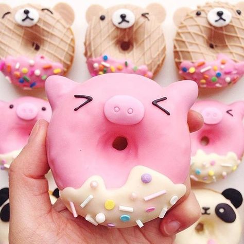 Pig Donut, Donat Aesthetic, Dessert Gourmet, Donut Art, Doughnut Shop, Cute Donuts, Airbrush App, Cute Baking, Delicious Donuts