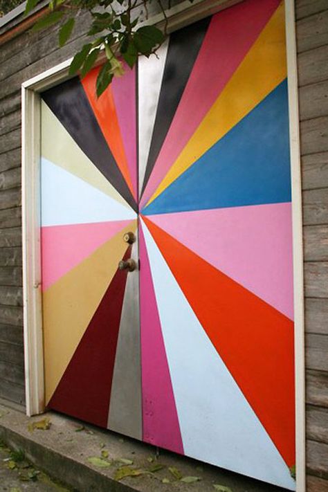 Revamping the garage door is pretty low down on most people's to-do list, but not the creative minds behind these ones. From colourful paint to eye-catching murals and decals, here are some garage doors with serious curb appeal — some wackier than others! Diy Pinwheel, Garage Door Paint, Farm Door, Door Murals, Garden Gate, Beautiful Doors, Door Color, Painted Doors, Garage Door