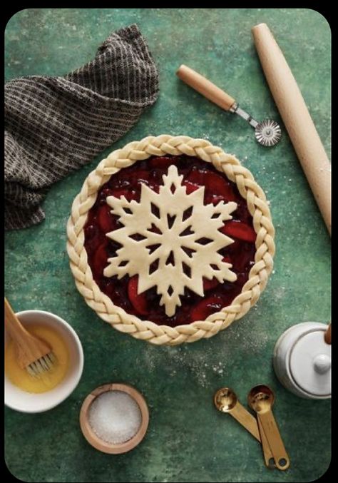 Christmas Pie Crust Designs, Christmas Pie Crust, Roasted Thanksgiving Turkey, Pie Crust Art, Decorative Pie Crust, Festive Baking, Pie Crust Designs, Christmas Pie, Holiday Pies